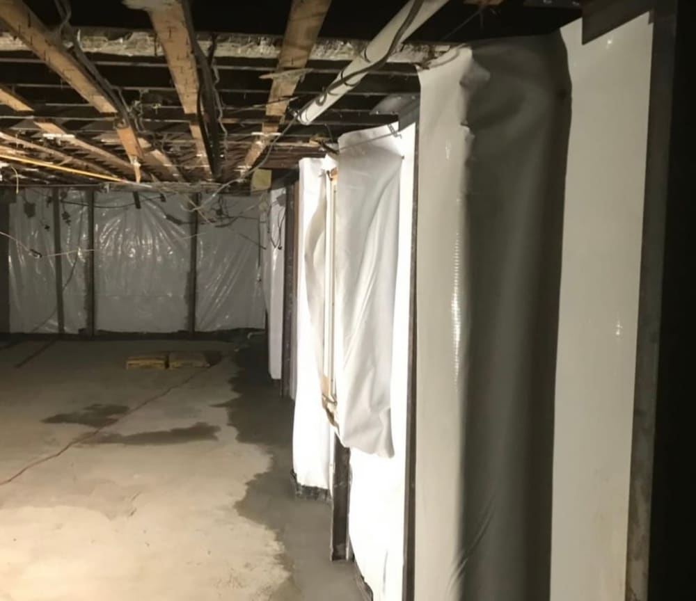 Encapsulated crawlspace with white vapor barrier lining
